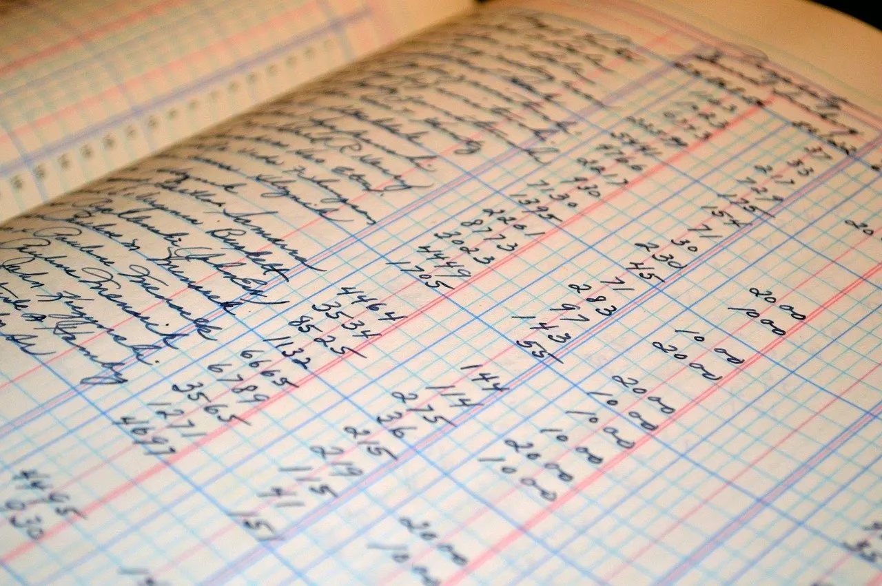 Aufgeschlagenes Buch mit handschriftlichen Einträgen und Zahlenkolonnen auf liniertem Papier.